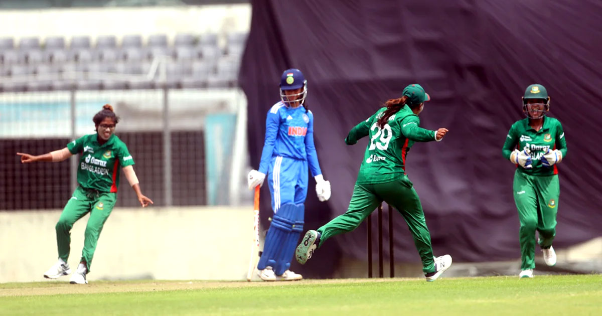 ভারতীয় ব্যাটার স্মৃতি মান্ধানাকে আউট করে উচ্ছ্বসিত বাংলাদেশের বোলার সুলতানা খাতুন। ছবি: বিসিবি