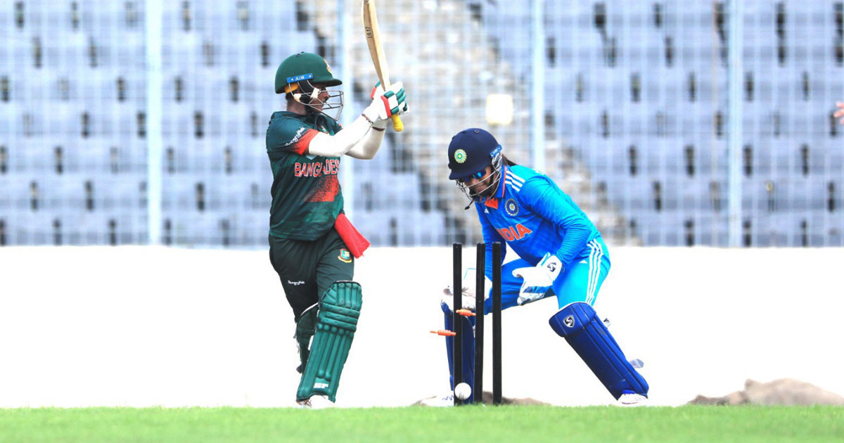 স্নেহ রানার বলে বোল্ড হয়ে গেলেন বাংলাদেশের ব্যাটার লতা মণ্ডল। ছবি: বিসিবি