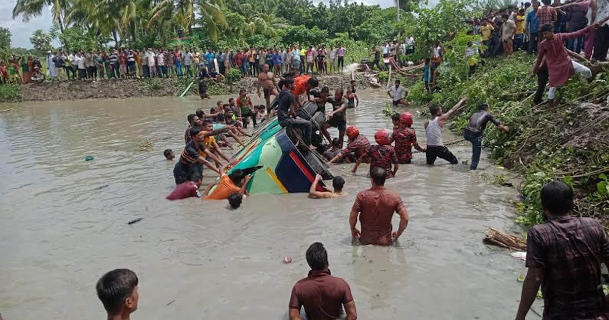 ঝালকাঠিতে বাস পুকুরে পড়ে যাওয়ার পর উদ্ধার তৎপরতা। ছবি: বাসস