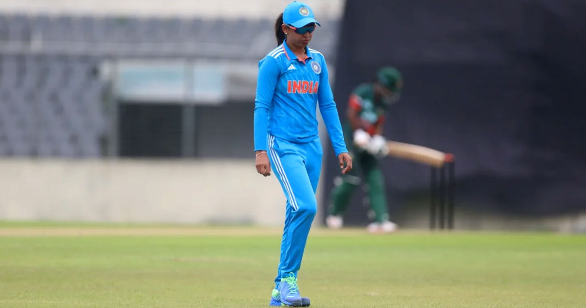 বাংলাদেশের বিপক্ষে ফিল্ডিংয়ে ভারতের অধিনায়ক হারমানপ্রিত কউর। ছবি: বিসিবি