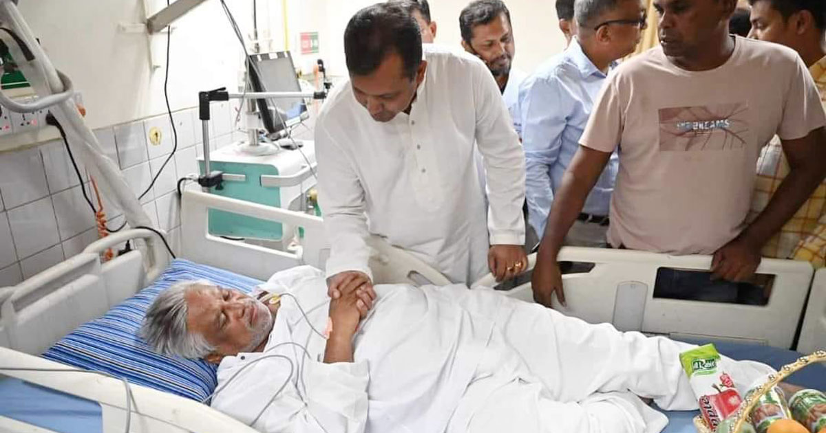 বিএনপি নেতা আমানউল্লাহ আমানকে দেখতে হাসপাতালে যান বাংলাদেশের প্রধানমন্ত্রী শেখ হাসিনার সহকারী একান্ত সচিব-২ গাজী হাফিজুর রহমান। ছবি: সংগৃহীত