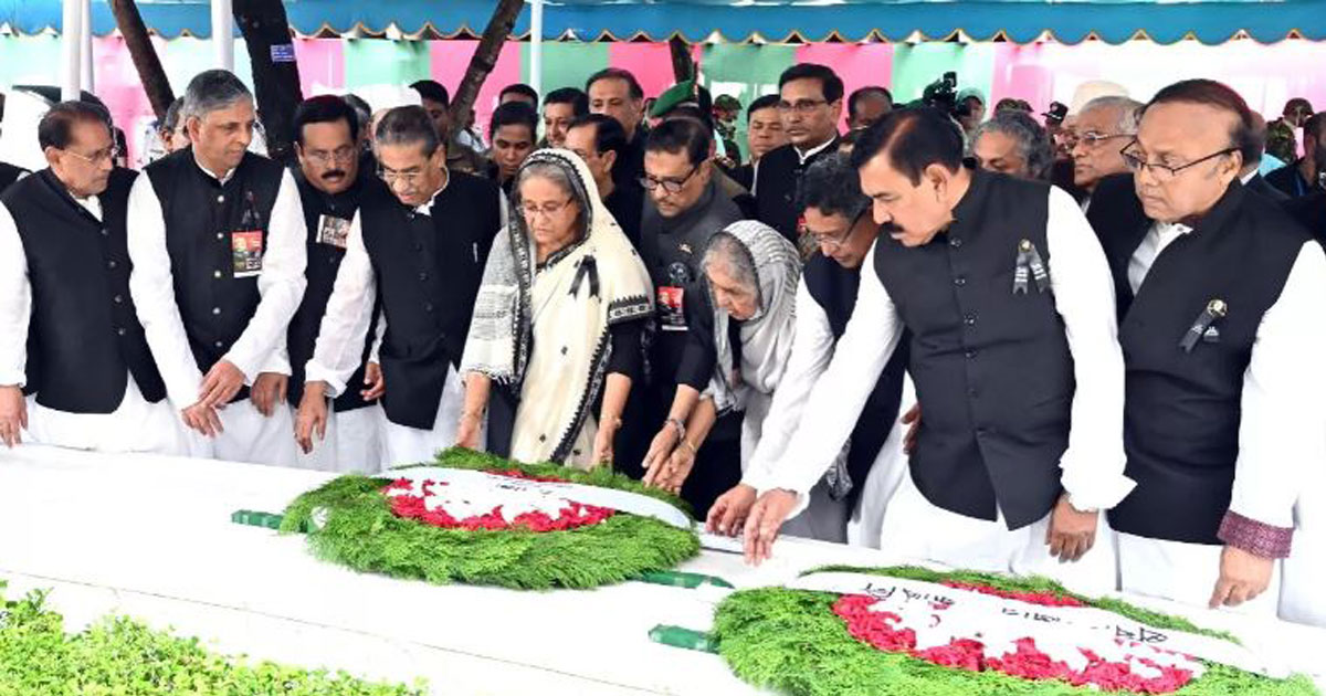 টুঙ্গিপাড়ায় বঙ্গবন্ধুর সমাধিতে ফুল দিয়ে শ্রদ্ধা জানান বাংলাদেশের প্রধানমন্ত্রী শেখ হাসিনা। ছবি: ইউএনবি