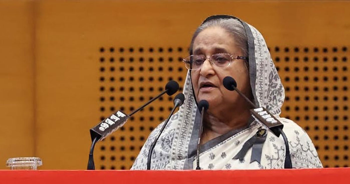 আওয়ামী লীগ আয়োজিত স্মরণসভায় বক্তব্য দিচ্ছেন শেখ হাসিনা। ছবি: বাসস