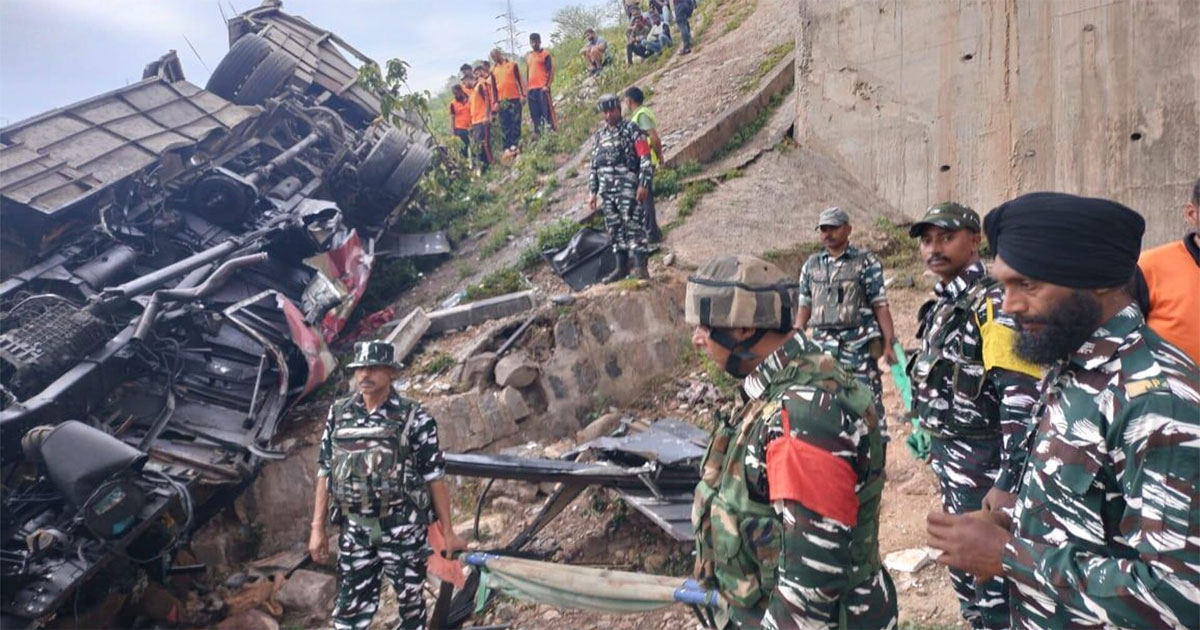 কাশ্মীরে হিন্দু তীর্থযাত্রীদের বহনকারী এই বাসটি খাদে পড়ে যায়। ছবি: সংগৃহীত