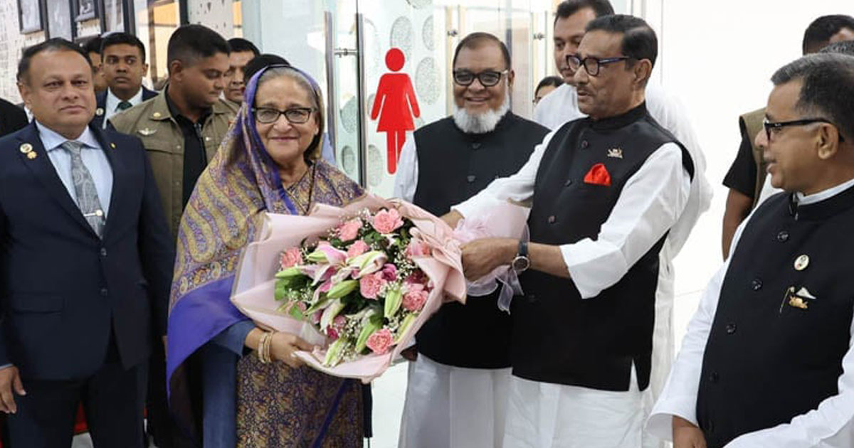 ঢাকায় পৌঁছানোর পর বিমানবন্দরে শেখ হাসিনাকে ফুলেল শুভেচ্ছা জানানো হয়। ছবি: বাসস