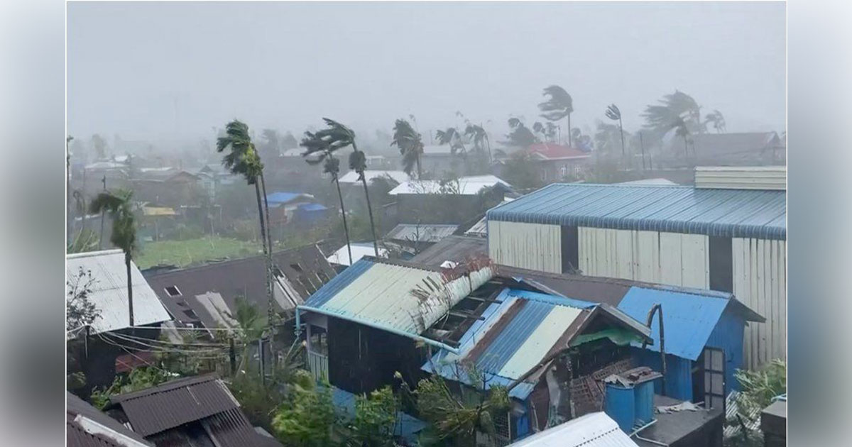 রোববার রাখাইন রাজ্যের সিটওয়ে শহরের কাছে ১৩০ মাইল বেগ বাতাস নিয়ে আঘাত হানে মোকা। ছবি: রয়টার্স