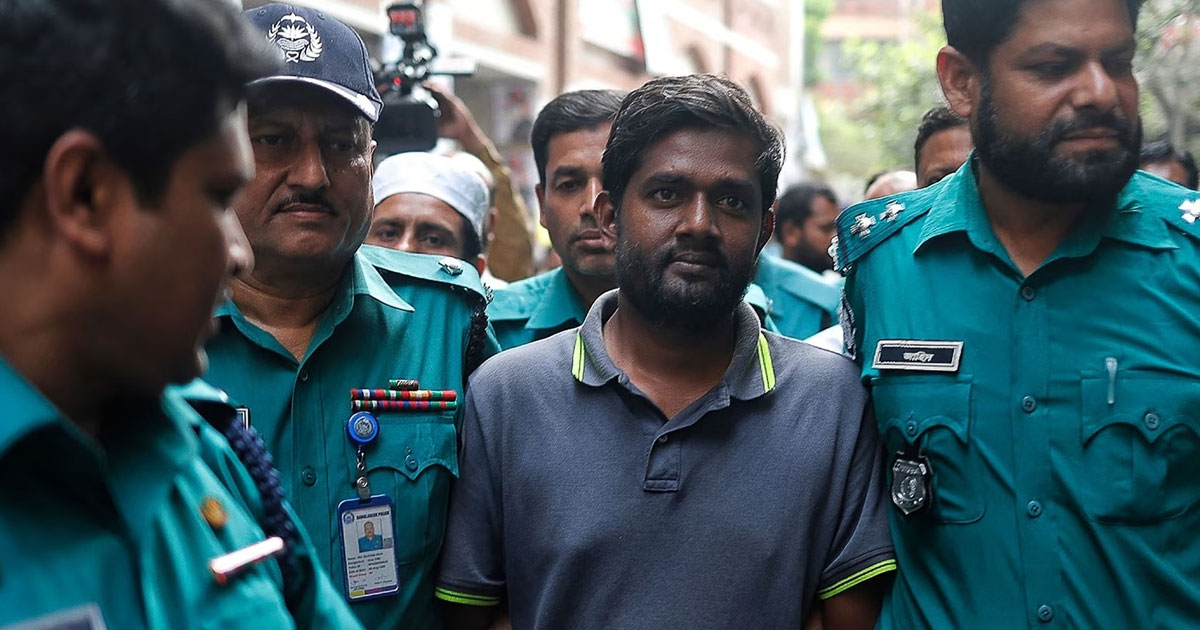 বাংলাদেশের সংবাদপত্র প্রথম আলোর সাংবাদিক শামসুজ্জামান শামসকে গ্রেপ্তারের পর নেয়া হচ্ছে আদালতে