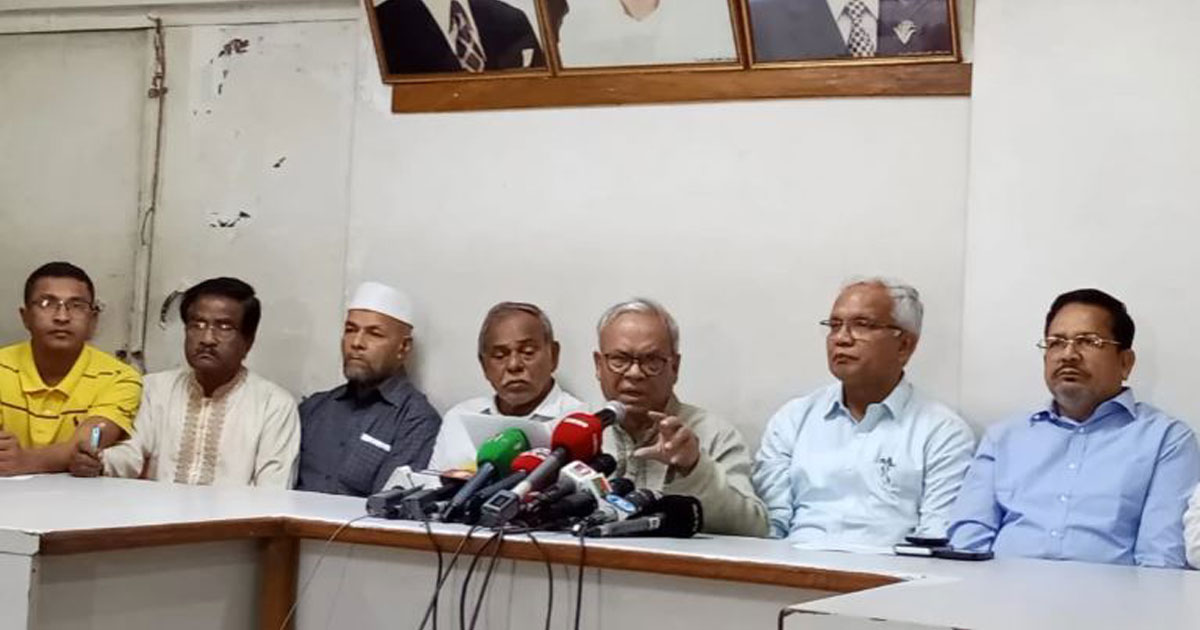 সংবাদ সম্মেলনে বিএনপির সিনিয়র যুগ্ম মহাসচিব রুহুল কবির রিজভী। ছবি: ইউএনবি