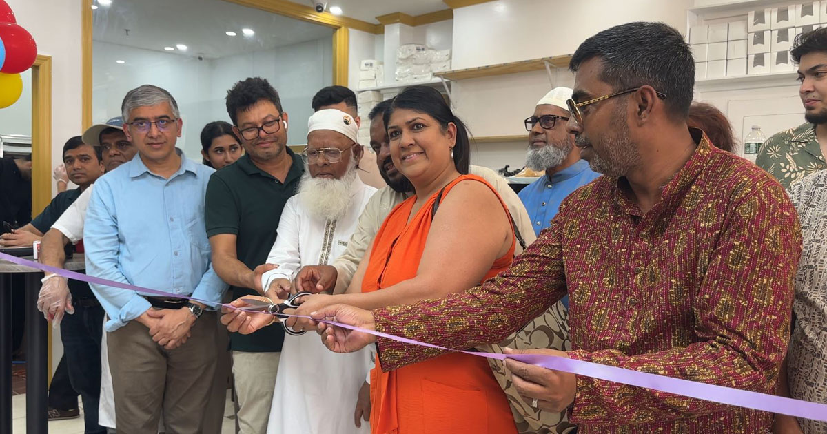 ফিতা কেটে উদ্বোধন করা হচ্ছে ফ্রেশ বেকারি অ্যান্ড সুইটস। ছবি: টিবিএন