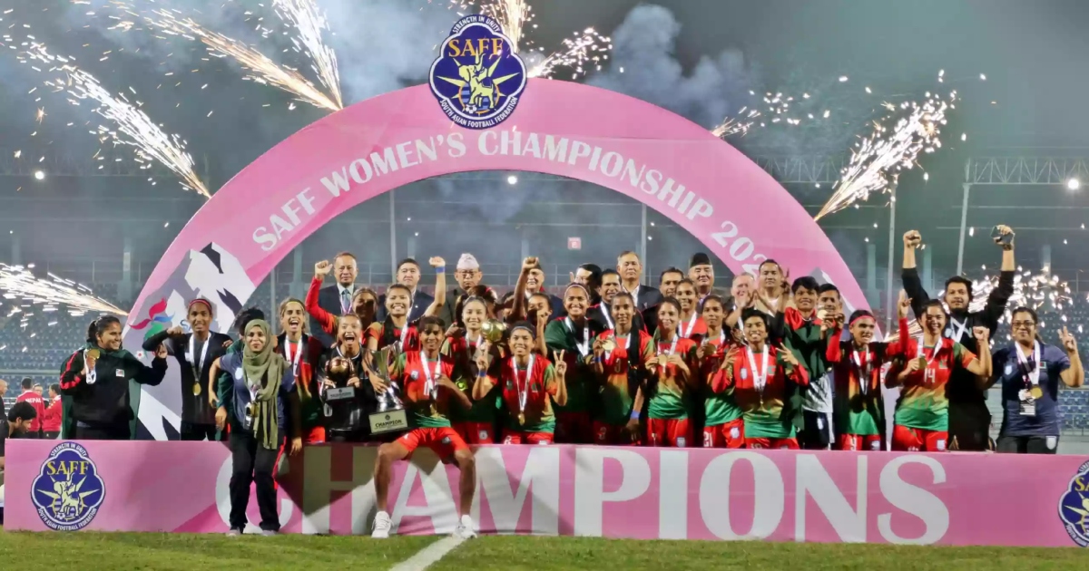 সাফ নারী চ্যাম্পিয়নশিপের শিরোপা হাতে বাংলাদেশের মেয়েরা। ছবি: সংগৃহীত