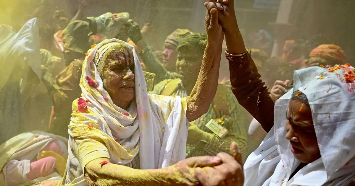 বিধবা নারীদের হোলি উদযাপন। ছবি: সংগৃহীত