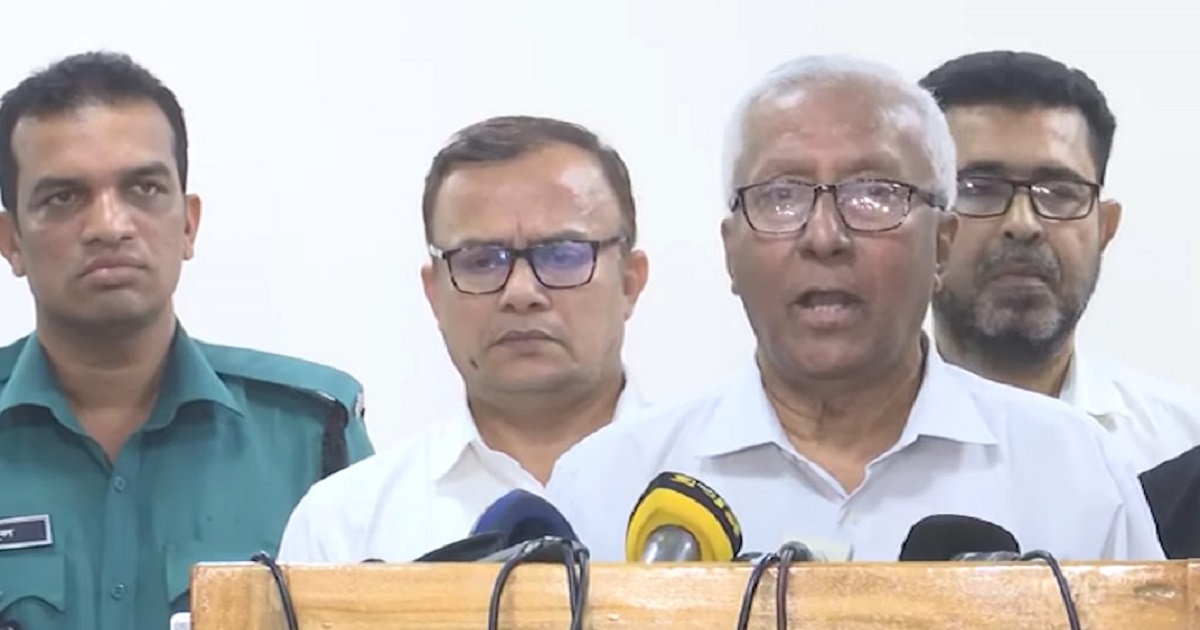 নির্বাচন ভবনে সাংবাদিকদের সাথে কথা বলেন ইসি সচিব আখতার আহমেদ। ছবি: ভিডিও থেকে নেয়া