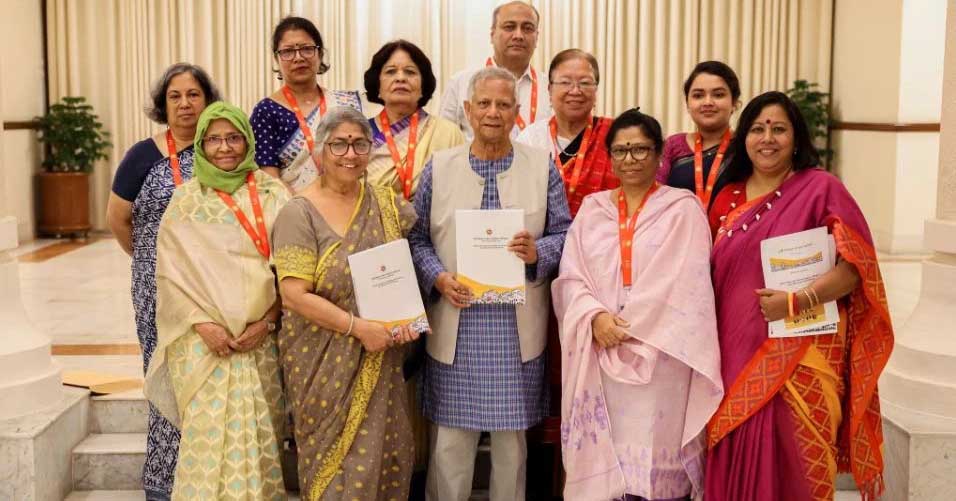 যমুনায় শনিবার প্রধান উপদেষ্টা ড. মুহাম্মদ ইউনূসের কাছে নারীবিষয়ক সংস্কার প্রতিবেদন জমা দেন কমিশনের সদস্যরা । ছবি: পিআইডি