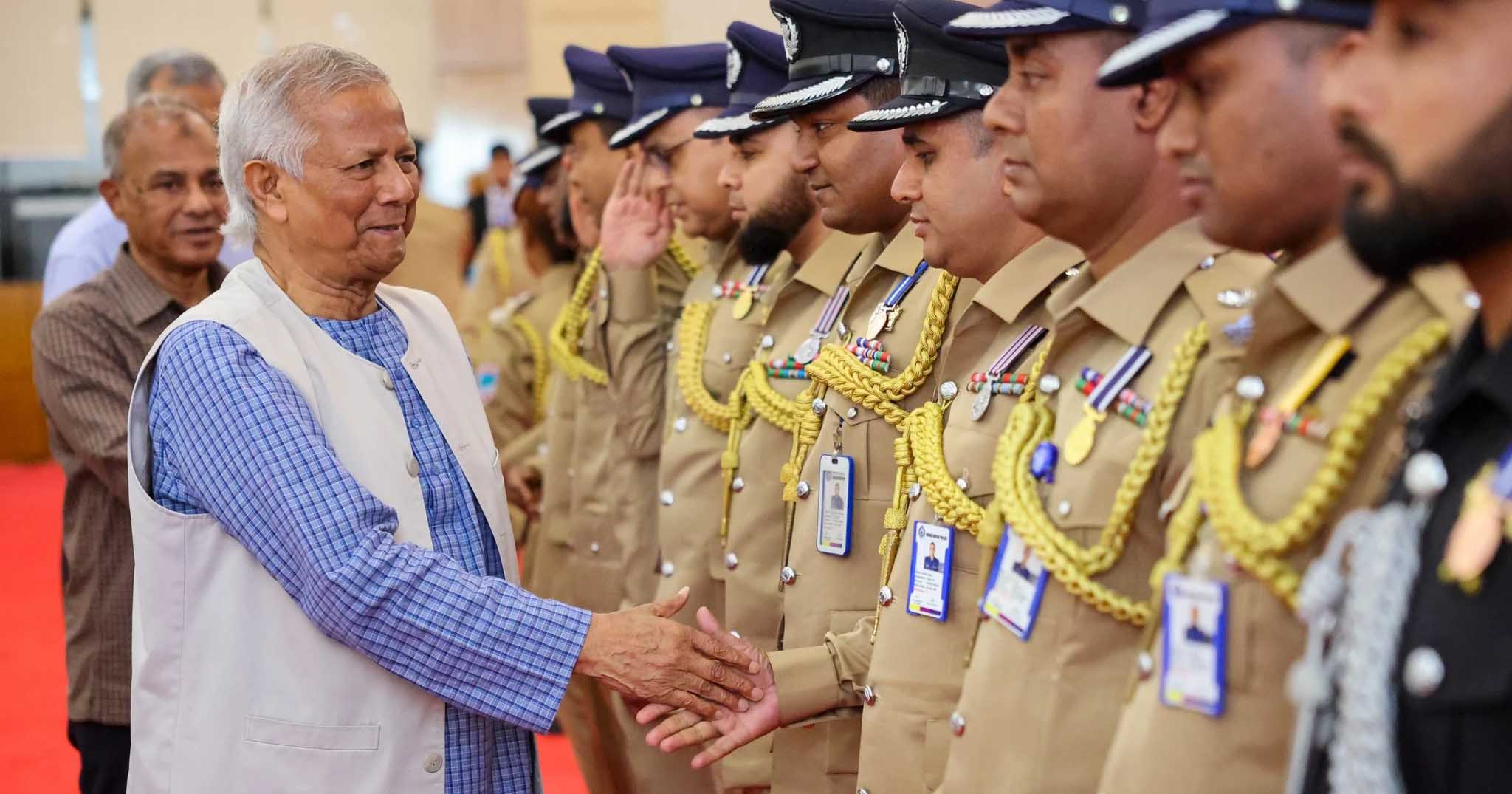 জারবাগ পুলিশ লাইন্সে পুলিশ সপ্তাহ-২০২৫ উদ্বোধনকালে মঙ্গলবার পুলিশ সদস্যদের সঙ্গে মতবিনিময় করেন প্রধান উপদেষ্টা প্রফেসর মুহাম্মদ ইউনূস। ছবি: প্রধান উপদেষ্টার ফেসবুক