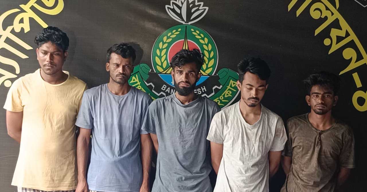 ছিনতাইয়ের ঘটনায় চক্রের মূলহোতাসহ পাঁচজনকে গ্রেপ্তার করেছে র‌্যাব-৪। ছবি: টিবিএন২৪