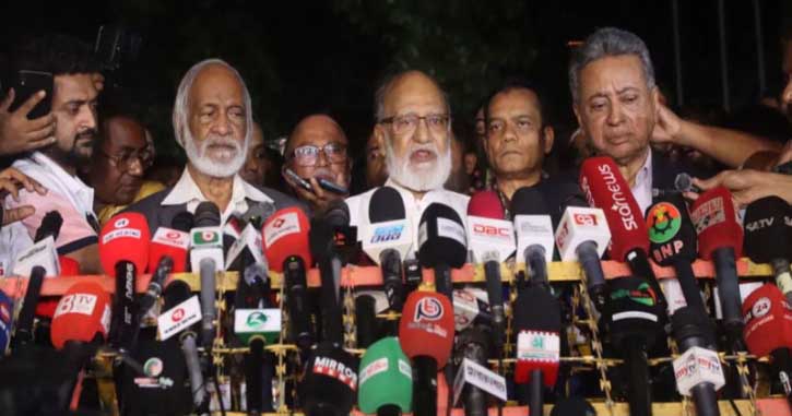 প্রধান উপদেষ্টা ড. মুহাম্মদ ইউনূসের সঙ্গে বৈঠকের পর ব্রিফ করেন বিএনপির প্রতিনিধি দল। ছবি: টিবিএন২৪