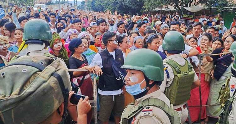 পুলিশের সঙ্গে সংঘর্ষ, গুলির অভিযোগ, সাংবাদিক আহত ও আত্মাহুতির হুমকিতে অস্থির হয়ে উঠেছে ভারতের মণিপুর। ছবি: এএফপি