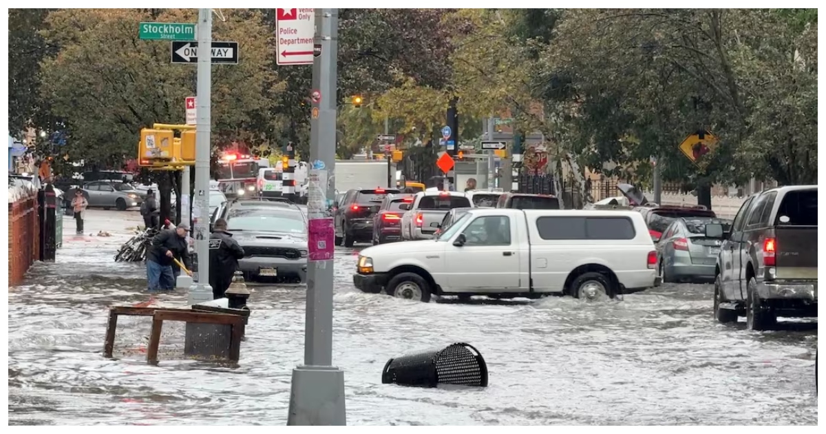 নিউ ইয়র্ক সিটিতে বন্যায় ডুবে যাওয়া সড়কের দৃশ্য। ছবি: রয়টার্স