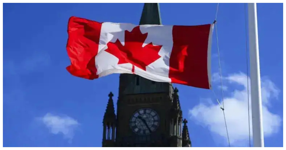 কানাডার পার্লামেন্ট ভবনের সামনে দেশটির পতাকা। ছবি: এনডিটিভি
