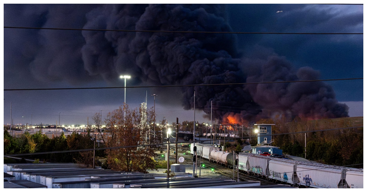 ইউপিএস এয়ারলাইন্সের বিমান বিধ্বস্তের পর ধোঁয়ায় ছেয়ে যায় দুর্ঘটনাস্থল। ছবি: রয়টার্স