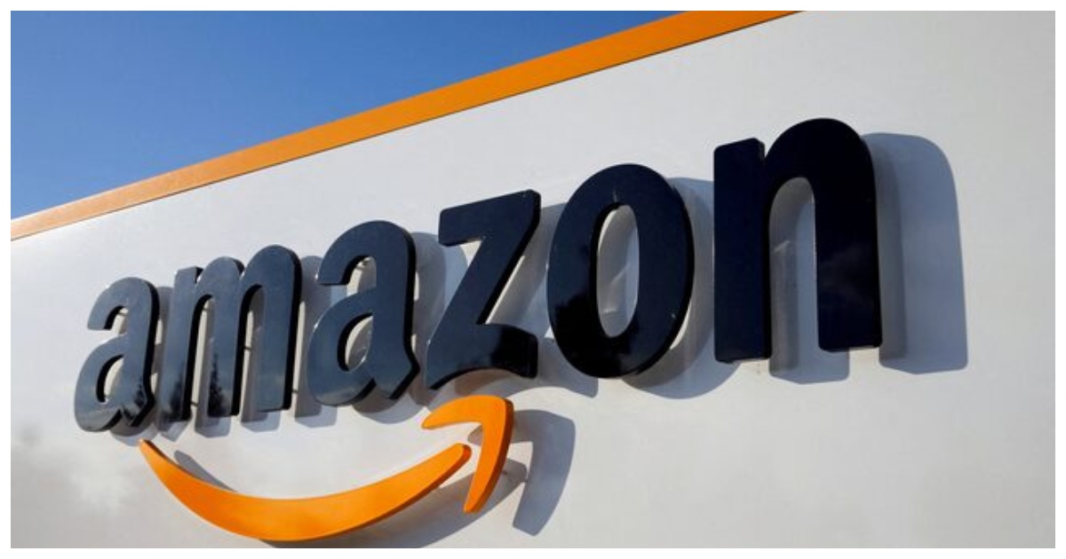 নিজস্ব লজিক সেন্টারে অ্যামাজনের লোগো। ছবি: রয়টার্স