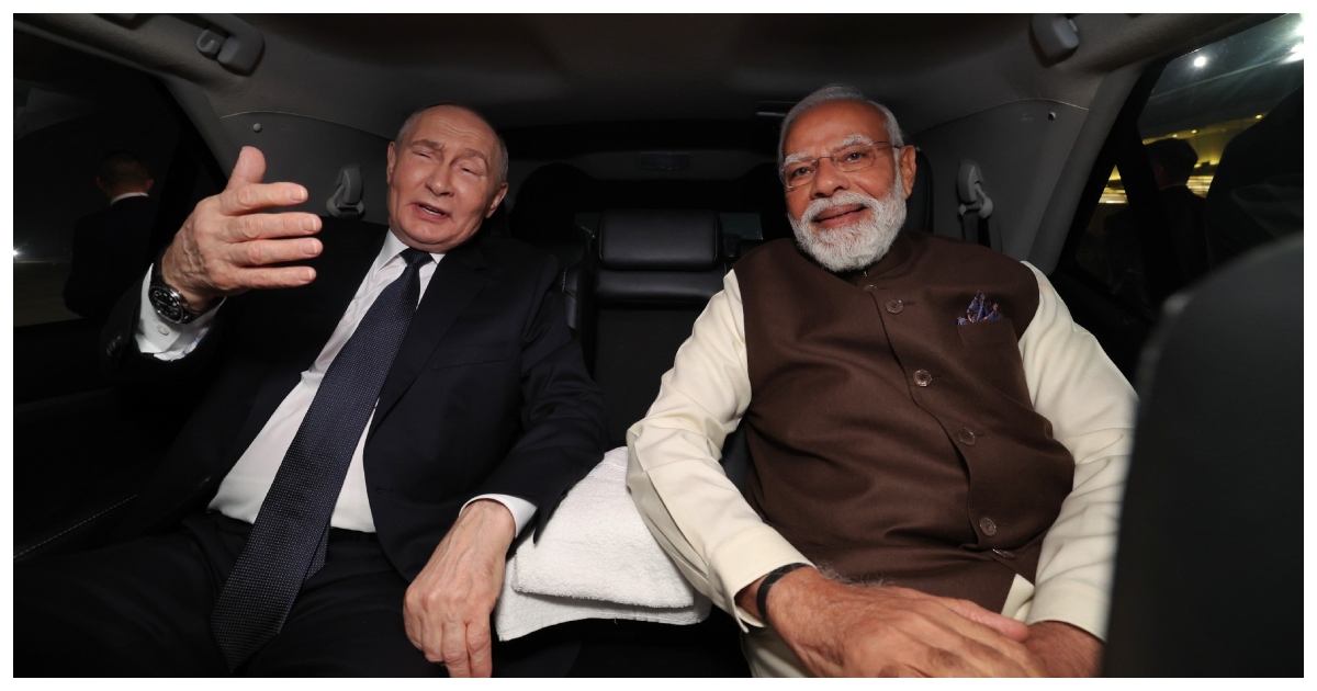 ভারত সফরে দেশটির প্রধানমন্ত্রী নরেন্দ্র মোদির সঙ্গে ভ্লাদিমির পুতিন। ছবি: মোদির ফেসবুক পেজ