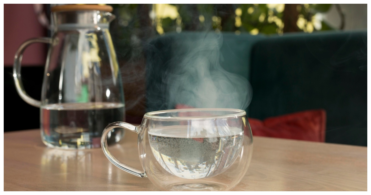 ধোঁয়া ওঠা কাপে কুসুম গরম পানি। ছবি: হিন্দুস্থান টাইমস