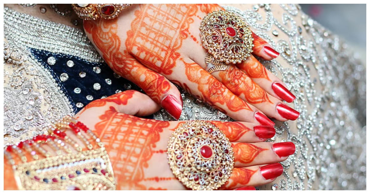 নববধূর মেহেদি রাঙা হাত। ছবি: গালফ নিউজ