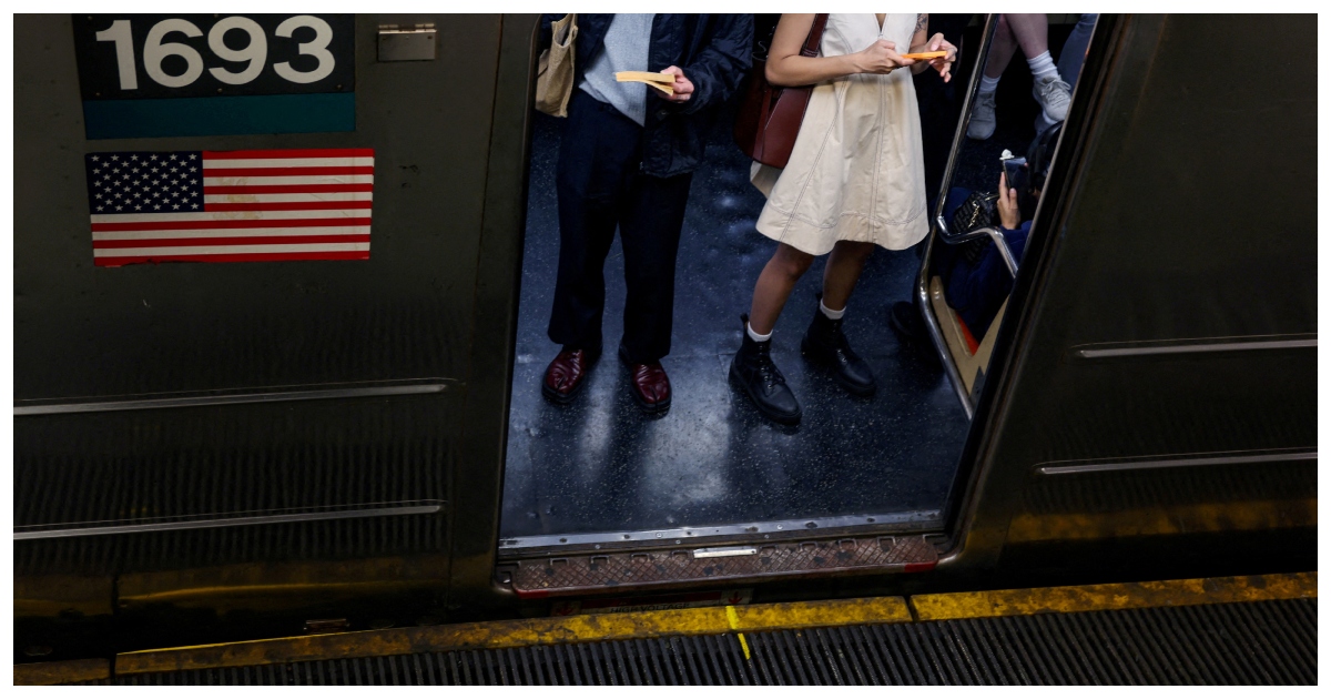 নিউ ইয়র্কে সাবওয়ে স্টেশনের ট্রেনে যাত্রারত নারী। ছবি: রয়টার্স