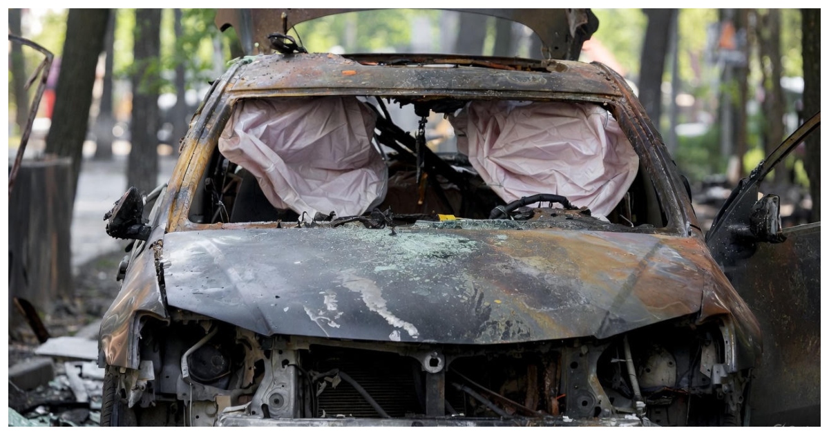 গাড়িবোমা বিস্ফোরণে বিধ্বস্ত যানের প্রতীকী চিত্র। ছবি: গ্রোক