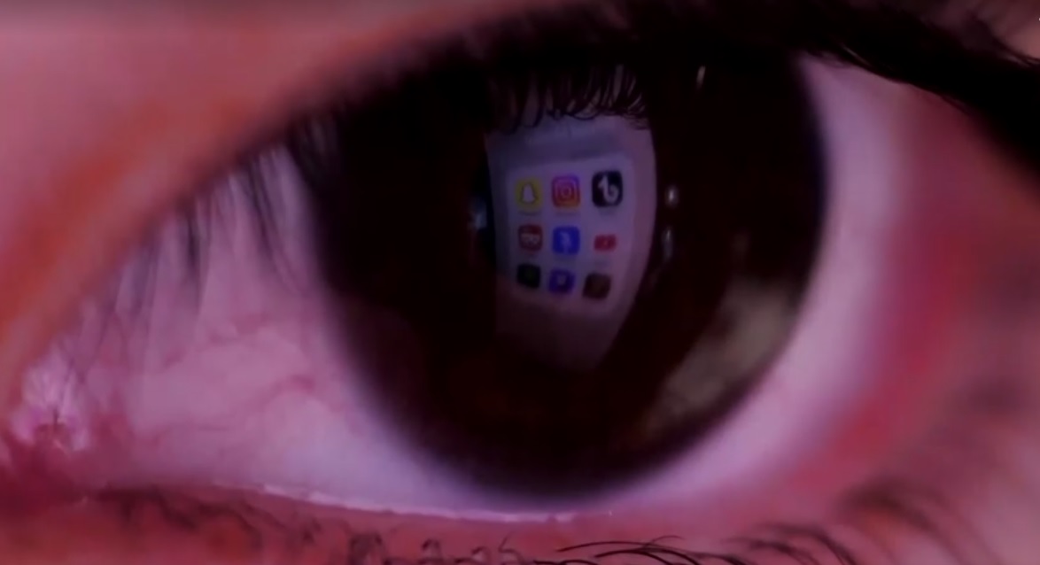 ১৫ বছরের নিচে শিশুদের জন্য সামাজিক মাধ্যম নিষিদ্ধ করতে যাচ্ছে ফ্রান্স