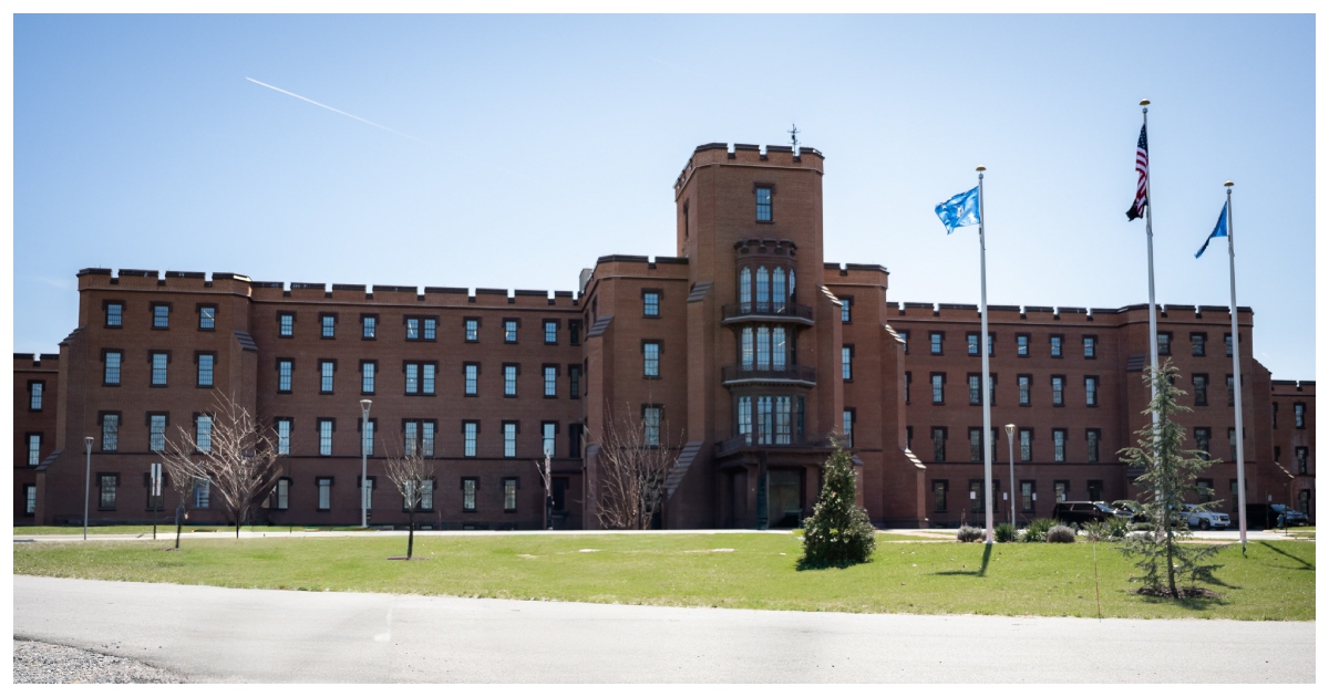 আইস নেতৃত্বাধীন ডিপার্টমেন্ট অব হোমল্যান্ড সিকিউরিটি ভবন। ছবি: উইকিমিডিয়া কমন্স