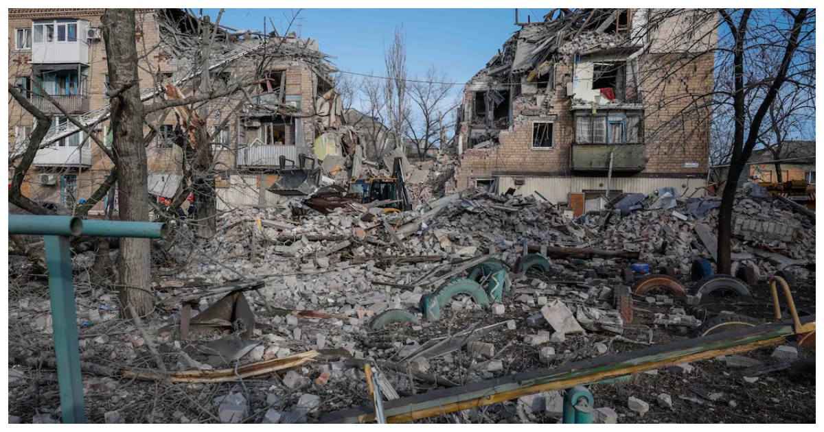 রাশিয়া কর্তৃক মিসাইল হামলা ইউক্রেনের একটি ধ্বংসাত্মক এলাকা।