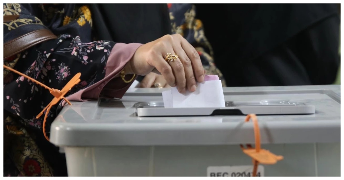 ভোট শেষে পোলিং কর্মকর্তা, সাংবাদিক ও পর্যবেক্ষকদের সামনে শুরু হয়েছে ভোট গণনার ফল। ছবি: ইউএনবি