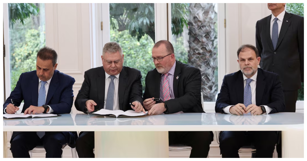 শেভরনের সাথে গ্রিসের দক্ষিণাঞ্চলে প্রাকৃতিক গ্যাস অনুসন্ধানের জন্য বিশেষ ইজারা চুক্তি স্বাক্ষরের মুহূর্ত। ছবি: রয়টার্স