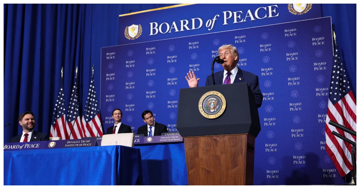 বোর্ড অব পিসের বৈঠকে প্রেসিডেন্ট ডনাল্ড ট্রাম্প ও প্রতিনিধি দল। ছবি: রয়টার্স