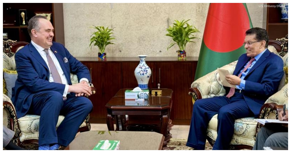 অ্যামেরিকান রাষ্ট্রদূত ব্রেন্ট ক্রিস্টেনসেন ও পররাষ্ট্রমন্ত্রী ড. খলিলুর রহমান। ছবি: ফেসবুক