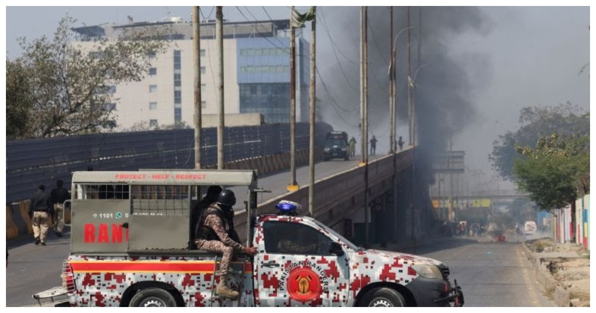করাচিতে ইউএস কনস্যুলেটে বিক্ষোভের পর আইনশৃঙ্খলা বাহিনীর গাড়ি। ছবি: আল জাজিরা