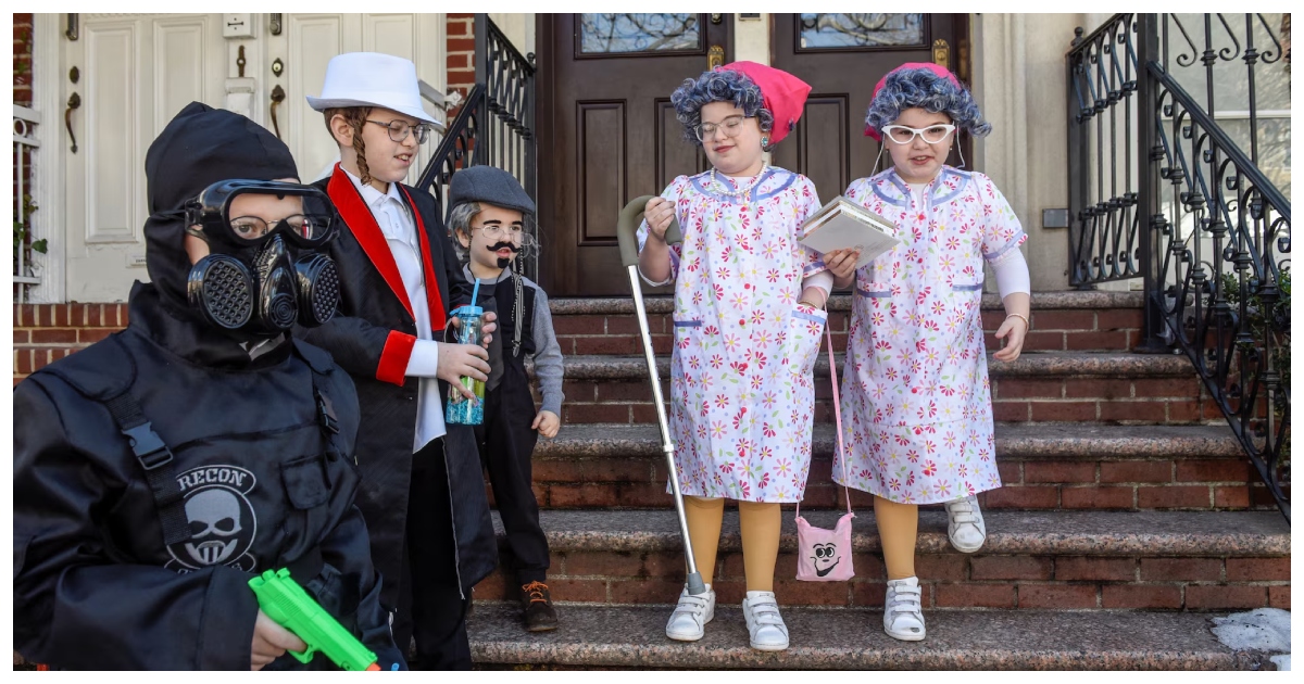 নিউ ইয়র্ক সিটিতে ধর্মীয় উৎসব পুরিম উদযাপনরত কয়েকজন ইহুদি ছেলে-মেয়ে। ছবি: রয়টার্স