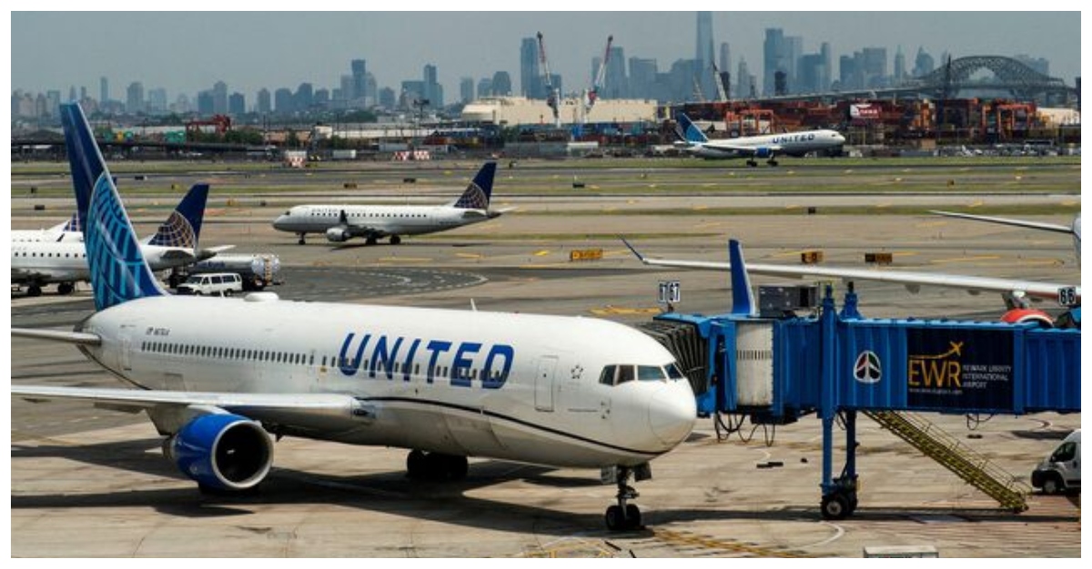 নিউয়ার্কের বিমানবন্দরে ইউনাইটেড এয়ারলাইন্সের একটি বিমান। ছবি: রয়টার্স