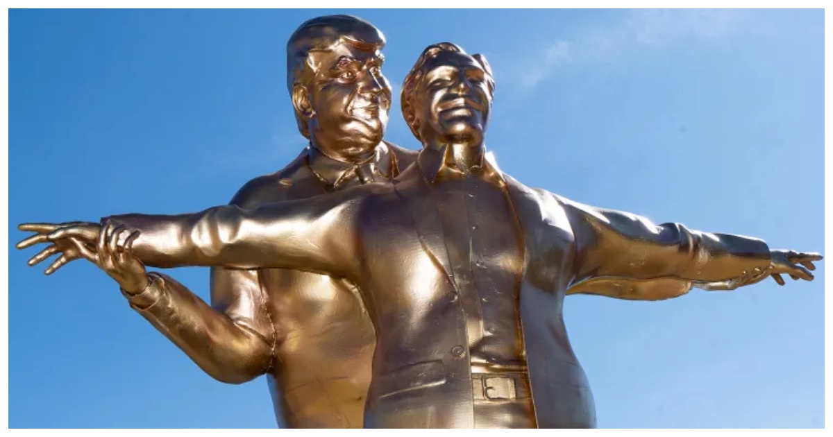 ট্রাম্প-এপস্টিনের ভাস্কর্য ‘দ্য কিং অব দ্য ওয়ার্ল্ড।‘ ছবি: পিপল ডট কম