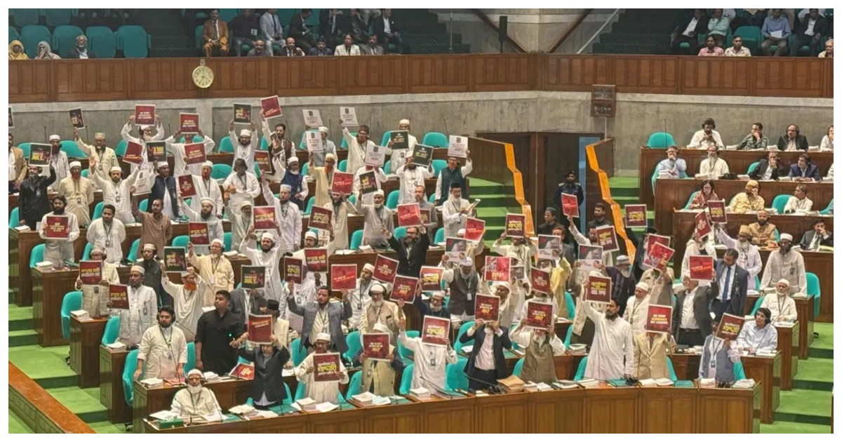 সংসদে রাষ্ট্রপতির ভাষণের বিরুদ্ধে প্ল্যাকার্ড হাতে বিরোধী দলের সংসদ সদস্যরা। ছবি: সংগৃহীত