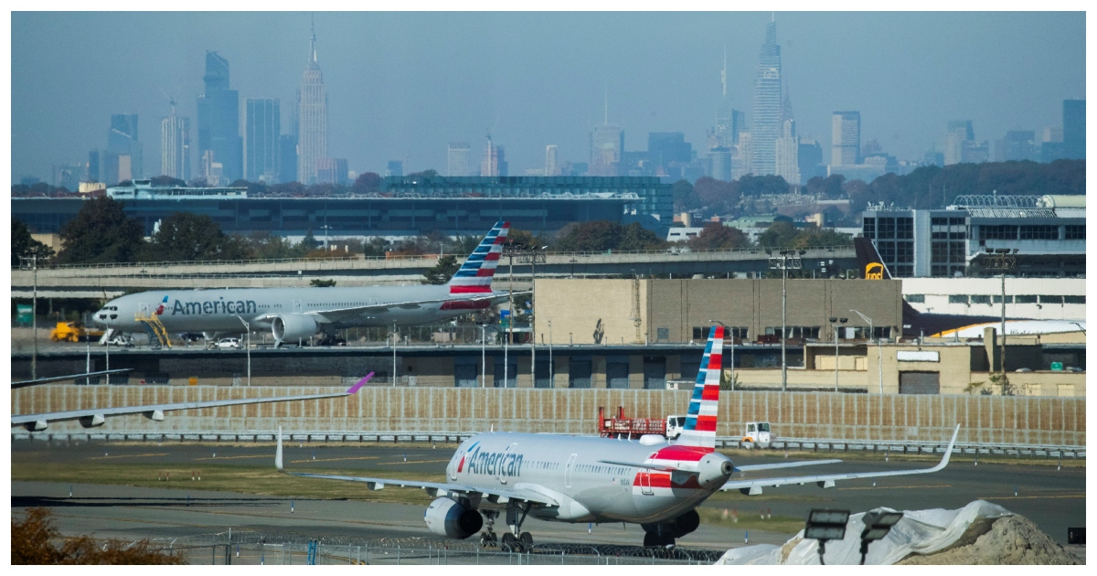 সোমবার দিনের শুরুতে সারা দেশে  প্রায় ৮ হাজার ফ্লাইট বাতিল হয়। ছবি: রয়টার্স