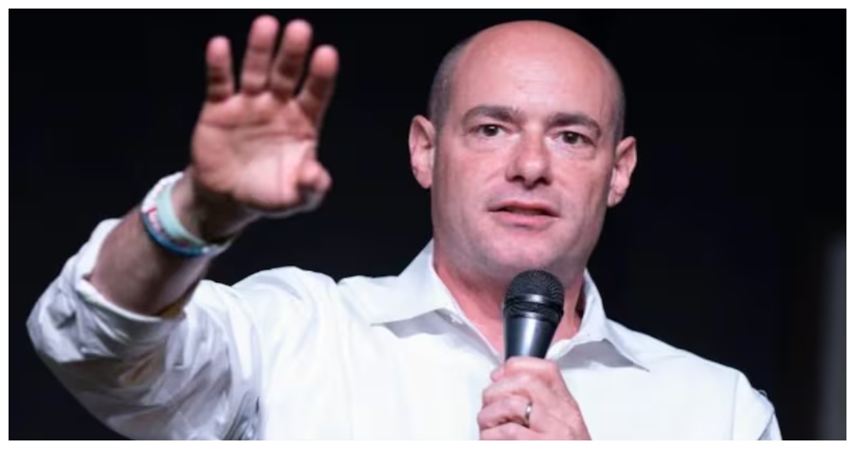 ডেমোক্র্যাটিক পার্টির নেতা ও কংগ্রেস প্রতিনিধি গ্রেগ ল্যান্ডসম্যান শুক্রবার এক অধিবেশনে এ প্রস্তাব জানান।