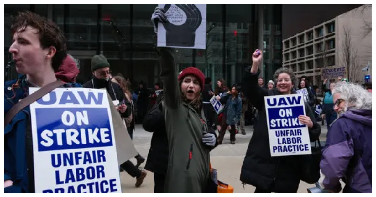 বেতন ভাতা, ছুটি, স্বাস্থ্য সুবিধাসহ বিভিন্ন দাবিতে আন্দোলনরত অস্থায়ী শিক্ষকরা। ছবি: নিউ ইয়র্ক টাইমস