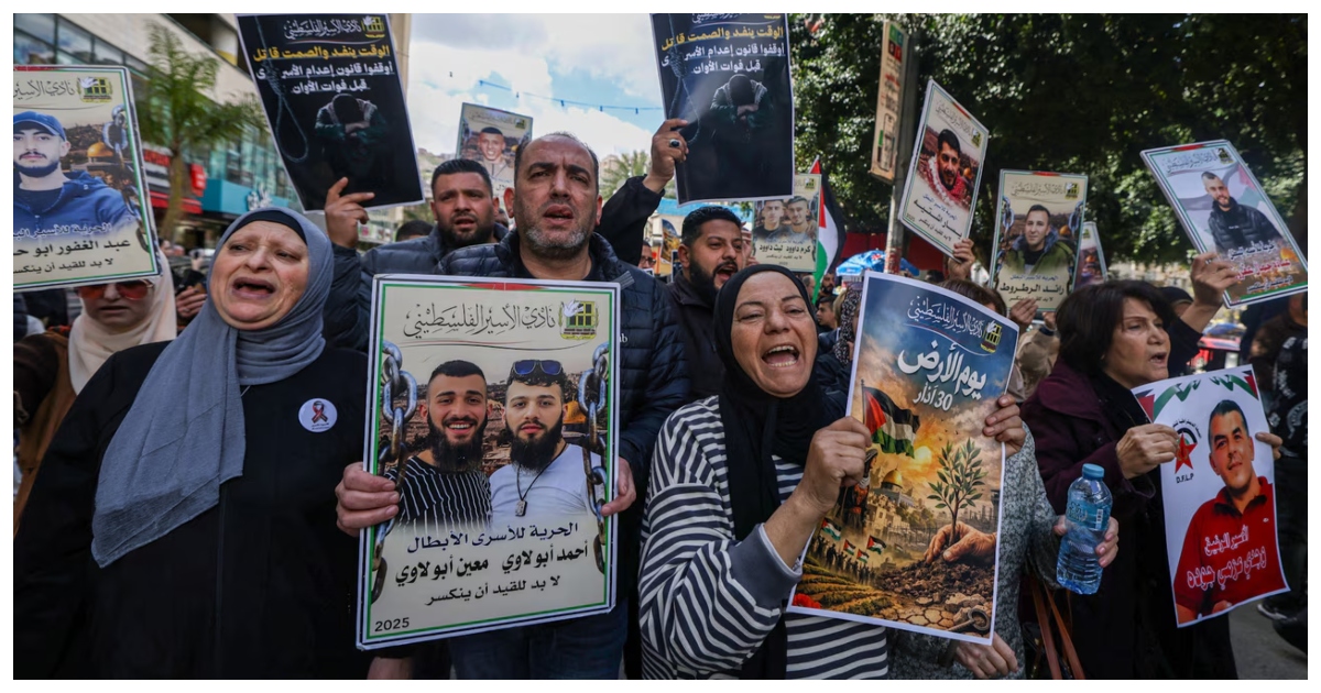 গাজার পশ্চিম তীরে কারাবন্দী স্বজনদের মৃত্যুদণ্ডের শঙ্কায় ফিলিস্তিনিদের বিক্ষোভ। ছবি: আল জাজিরা