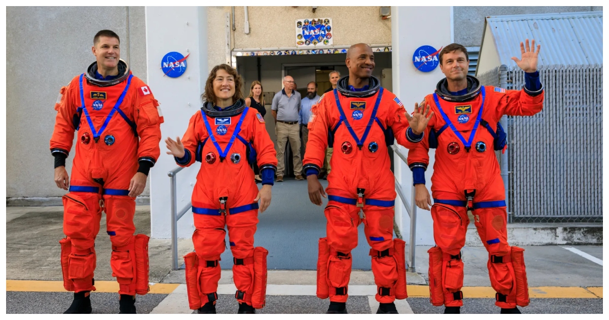 আর্টেমিস ২ অভিযানের ৪ নভোচারী রিড ওয়াইজম্যান,  ক্রিস্টিনা কচ, ভিক্টর গ্লোভার ও জেরেমি হ্যানসেন(বাঁ থেকে)।