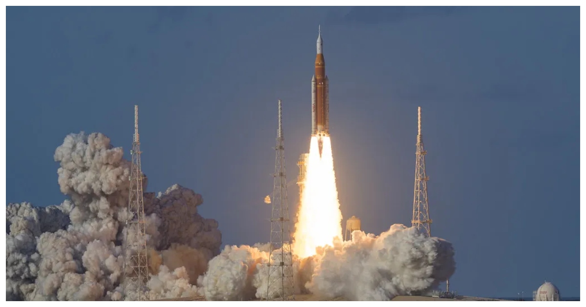 কেনেডি স্পেস সেন্টার থেকে বুধবার সন্ধ্যা ৬টা ৩৫ মিনিটে চাঁদের উদ্দেশ্যে উৎক্ষেপণ করা হয় স্পেস লঞ্চ সিস্টেম-এসএলএস রকেট। ছবি: নাসা ওয়েবসাইট