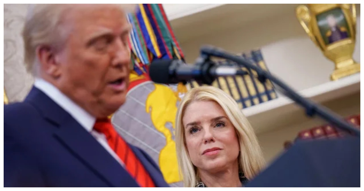 অ্যাটর্নি জেনারেল পদে পাম বন্ডির শপথ গ্রহণের আগে বক্তব্য রাখছিলেন প্রেসিডেন্ট ডনাল্ড ট্রাম্প।  ছবি: সিবিএস নিউজ