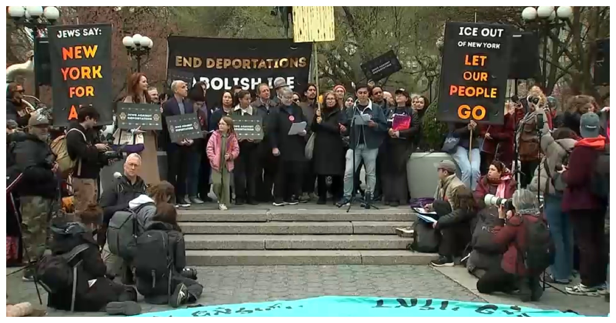 ইউনিয়ন স্কয়ারে আইস বিরোধী বিক্ষোভ।